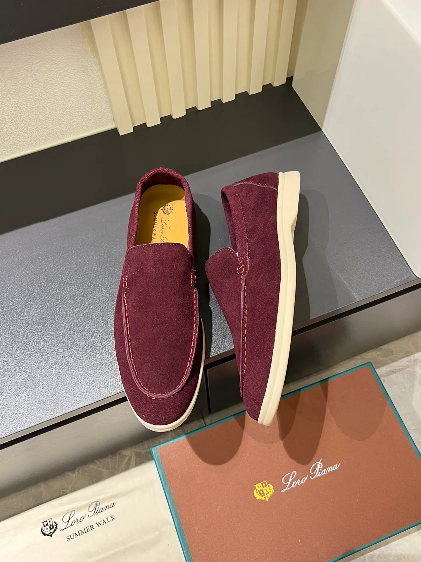 Men's shoes 💰p360 "Loro men's shoes 💰pian'*" Classic L men's shoes for couples 💰p Top version British flat loafers, a must-have item in old money style, the minimalist design is eye-catching and durable, a plus point for dressing The soft foot feel and texture are outstanding. They don’t scratch your feet and are very nice. They are matched with soft and waxy soles. They can be worn daily for a long time without getting tired. They are easy to wear, versatile and classic items, with perfect foot feel and texture! Imported cashmere fabric, the lining is made of imported A-grade water-dyed cow lining, the top version of the genuine leather midsole is sewn with pure handmade mark thread! Size: Female 35-40 (34. Customized) Male 38-44 (45.46. Customized)